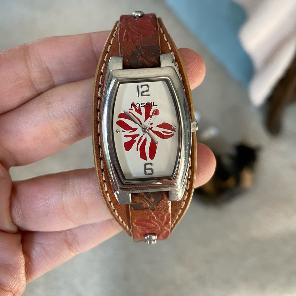 Ladies’ Leather Fossil Watch😍